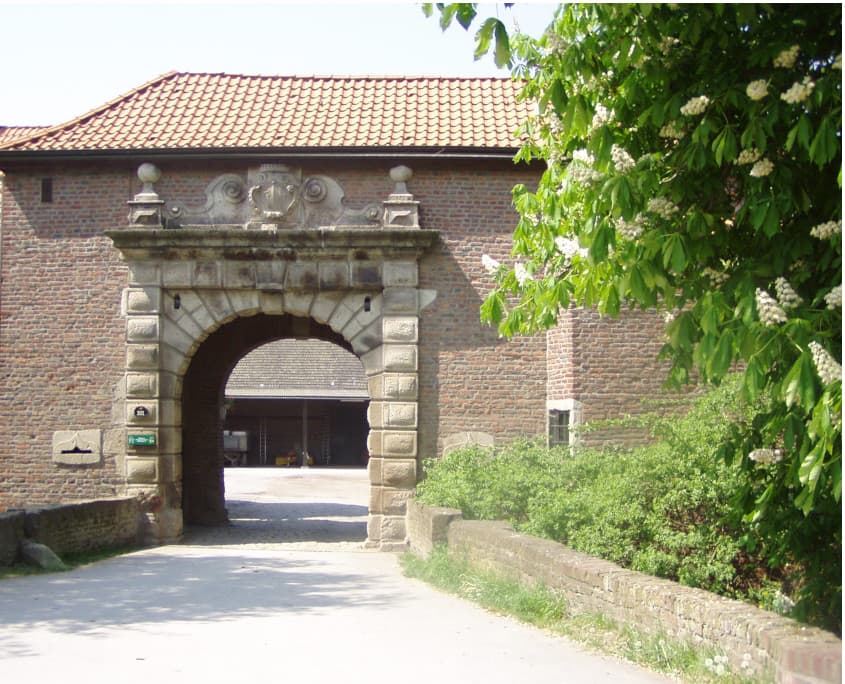 Historischer Torbogen der Reitanlage Gut Groß-Winkelhausen